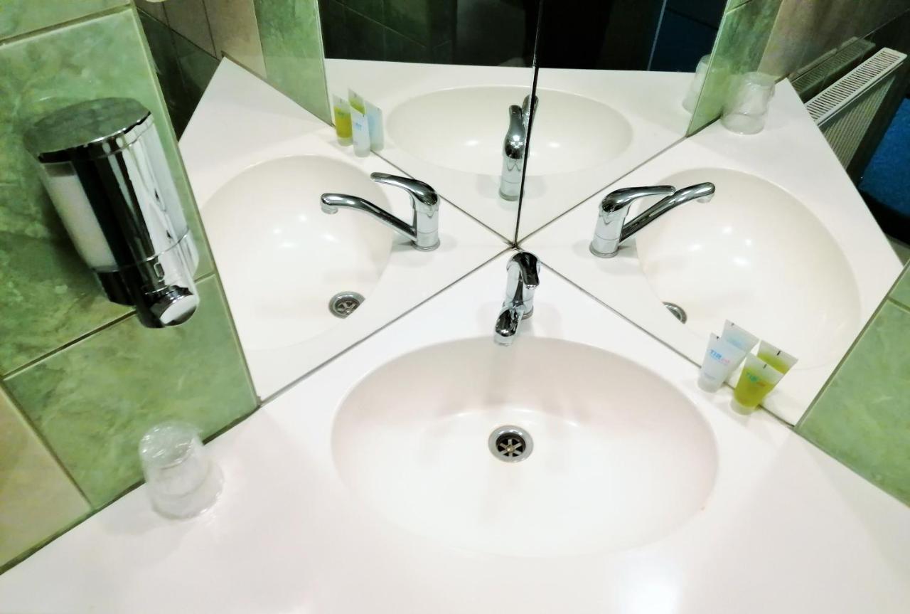 Hotel Tirest グレンビシェフ エクステリア 写真
